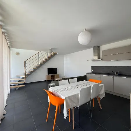 Sea Road Villa *